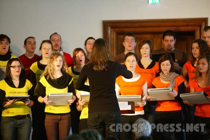 2007-12-09_11.28.57.JPG - 'Voice-b�cher' Chor, wie immer in Topform.
