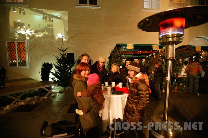 2007-12-16_16.59.54.JPG - "Stimmungsvoller Advent" wurde aus dem Auferstehungssaal in den Schlosshof �bertragen.