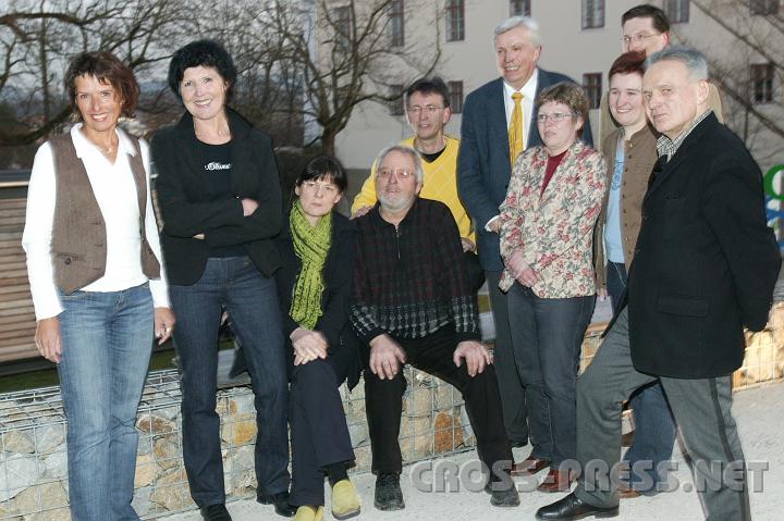 2008-02-19_17.47.24.JPG - Bgm. Johann Heuras mit den KISS-K�nstlern. V.l.n.r.: Rosemarie K�nig (Aquarellmalerei), Monika Karlinger (Keramik), Nicoletta Weingartner (Textilkunst), Mag. Ernst Schmid (Trommeln), Karlheinz Vinkov (Acrylmalerei), Doris Bruckschwaiger (Kindertanzen), Mag. Lucia Deinhofer (Tanzen), Ewald Huber (Instrumentalmusk), Mag. art. Heribert Jascha (Aktzeichnen).