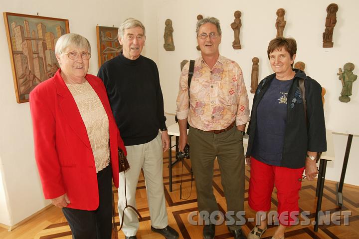 2008.06.08_11.06.03.JPG - Der Sohn des K�nstlers, Dr. Hermann Zinner, organisierte die Ausstellung und macht pers�nlich F�hrungen.