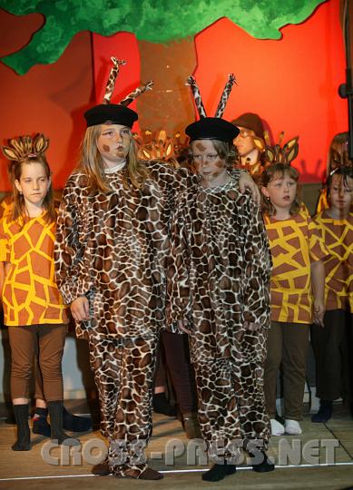 2008.06.12_15.27.22.JPG - Giraffenherde mit Raffi und seiner Mutter