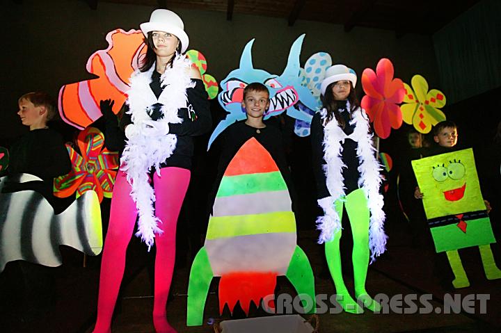 2008.10.31_22.32.31.JPG - Zur�ck auf dem Heimatplaneten Erde ist wieder f�r alle Platz: Menschen, Tiere, Pflanzen und Spongebob. ;)  V.l.n.r.: Jan P. Sch�negger, Dolores Kleindessner, Antonio Grgic, Vera M. J. Malinar, Philipp Kleindessner.