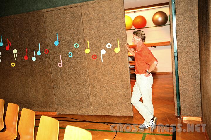 2010.06.26_20.28.32.jpg - Franz, der schnellste Hausmeister des Mostviertels ;) bewundert die musikalische Dekoration, mit welcher die Schulkinder die ganze Carl Zeller Halle verziert haben.