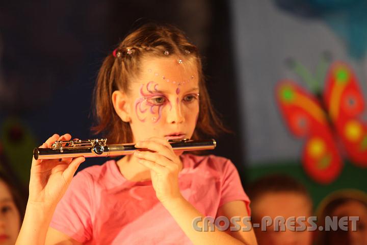 2010.06.26_19.17.58.jpg - Lettm�ller Marlene als Kleine Fee weckt den Baum mit Ihrer Silberfl�te aus dem Winterschlaf.