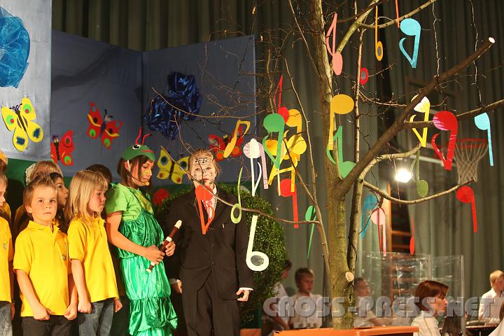 2010.06.26_19.19.36.jpg - Es ist alles noch gut, es ist Fr�hjahr und der Notenbaum steht in voller Bl�te.