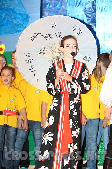 2010.06.26_19.20.39.jpg - Shu Lu, die Asiatin, wird von Timna Malinar gespielt. Sie geh�rt zur Gruppe der "Musiker aus der ganzen Welt".