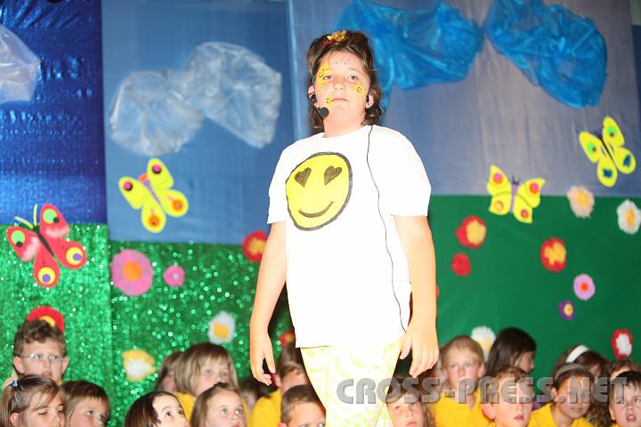 2010.06.26_19.52.30.jpg - Jennifer Szilagyi als Gute Laune ist traurig, weil es keine Musik mehr auf der Welt gibt.