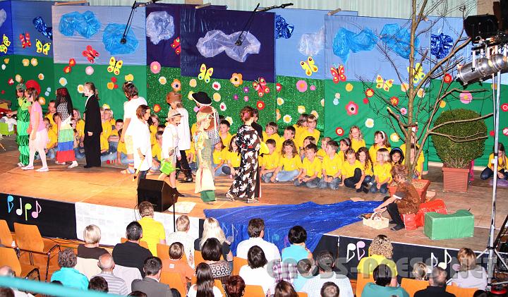 2010.06.26_20.04.54.jpg - Der Notebaum wird endlich geweckt werden und nat�rlich will jeder dabei sein. :) Ausgesprochen bunte Inszenierung und Kulise des St�ckes.