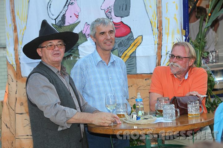 2010.09.11_19.02.11.jpg - Unser Pfarrrer Schuh hat immer die neuesten mittelalterlichen H�te auf.  :)