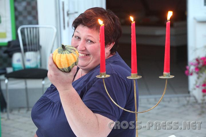 2010.09.11_19.24.20_01.jpg - Ingrid �bt f�r die n�chste Ausgabe des Junggreislerinnen-Kalenders.  ;))