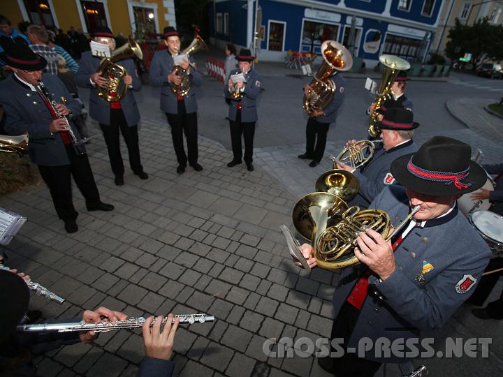 2010.09.11_19.28.34.jpg - Musikkapelle als Street-Band. :)