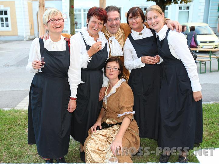 2010.09.11_18.45.34.jpg - Die Marktgrei�lerinnen aus dem Hause B�hre mit dem Hofwirtehepaar Ellinger.  :)