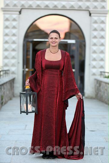 2010.09.11_19.17.27.jpg - Burgdame Tina Haberfehlner auf der Br�cke vor dem Portal des einstigen Herrschaftssitzes.