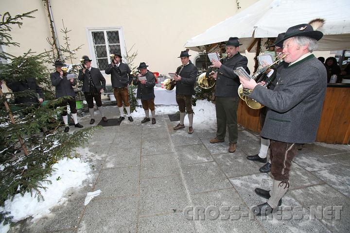 2010.11.28_14.12.45.jpg - Die Jagdhornbl�ser im Schlosshof.