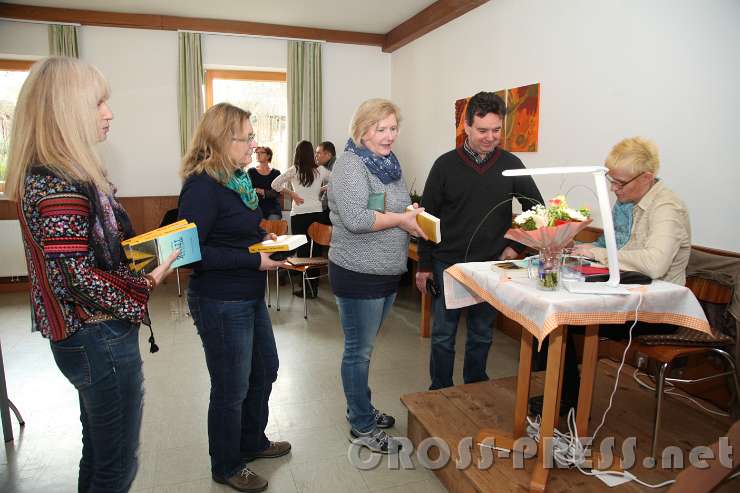 2016.03.05_16.03.45.jpg - Regina Lidlgruber beim Signieren ihres Buches mit zahlreichen Interessenten.
