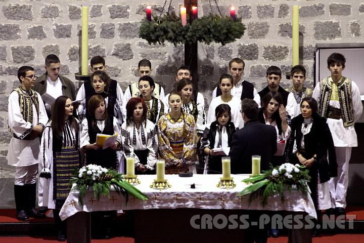 2009.12.19_18.15.59.jpg - Sch�ne Trachten, wundersch�ne Weihnachtslieder: rum�nischer Jugendchor aus Blaj, Siebenb�rgen.