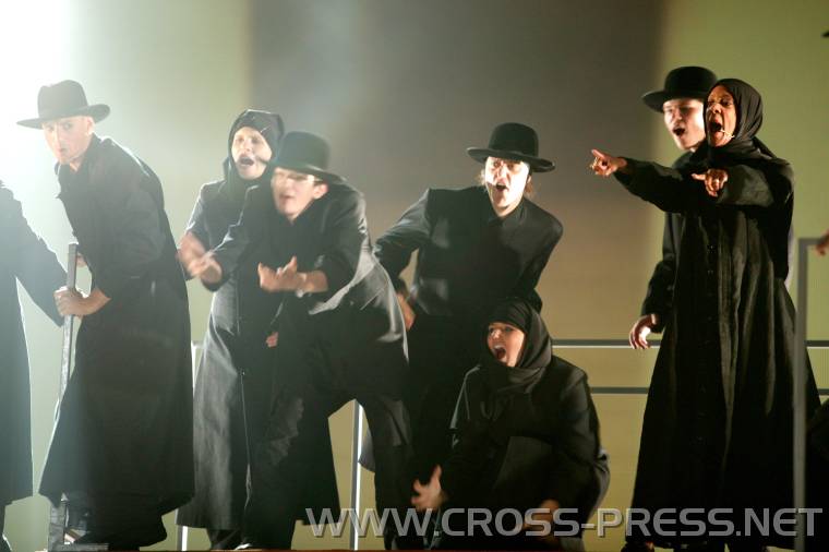 05.07.20_094 Die Menschenmenge schreit 'Kreuzige ihn'. Wird als Mudschaheddin Frauen und als erzorthodoxe Juden dargestellt.