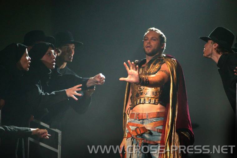 05.07.20_097 Die Menge redet Pilatus ein, er muss Jesus kreuzigen.