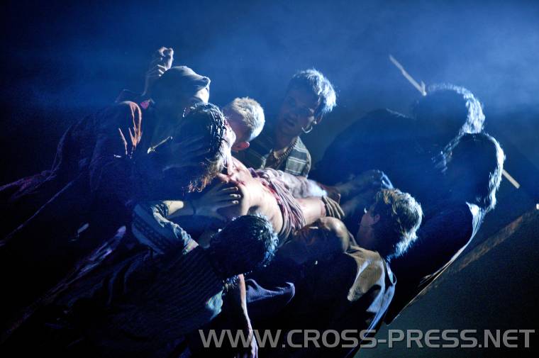 05.07.20_140 Jesus wird vom Kreuz genommen.