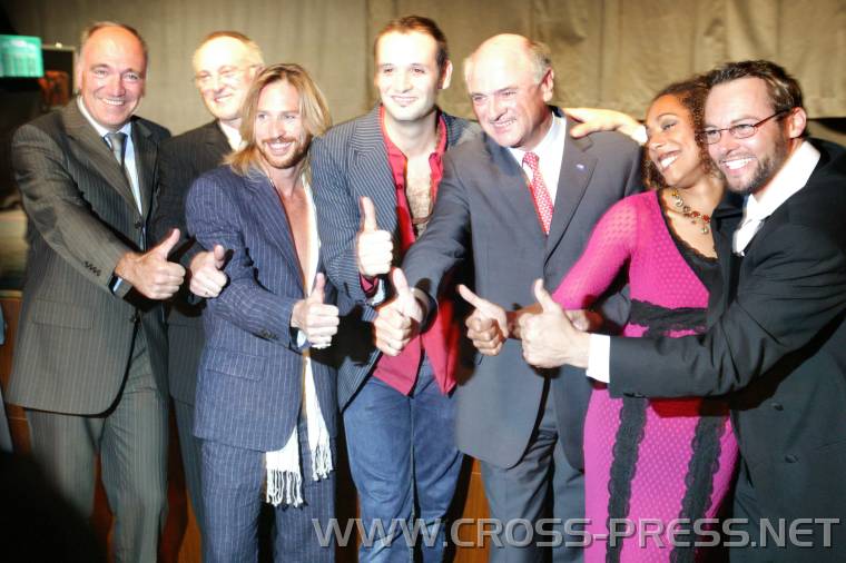 05.07.20_172 Landeshauptmann Pr�ll und Amstettner Burgermeister Katzengruber mit Schauspielern.