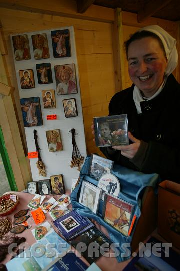 2008.12.13_12.34.36.JPG - Stand der "Gemeinschaft der Seligpreisungen" aus der Hinterbr�hl und Maria Langegg.