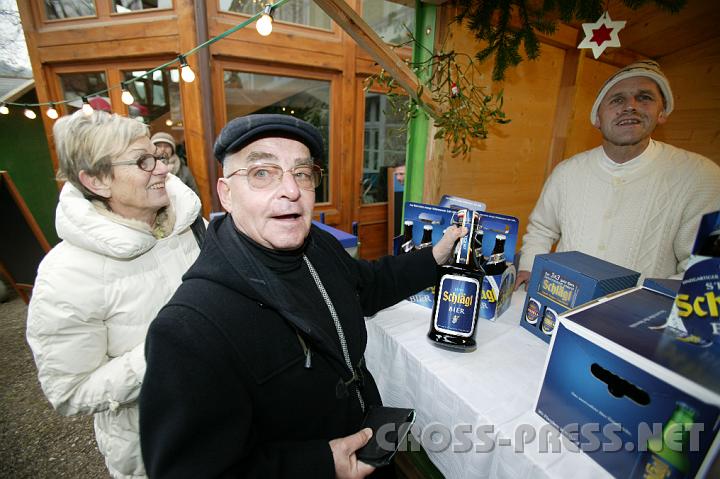 2008.12.13_12.55.42.JPG - In Stift Schl�gl beherrschen die M�nche die hohe Kunst des Bierbrauens perfekt: entsprechend gro� war der Andrang bei Frater Gabriel.