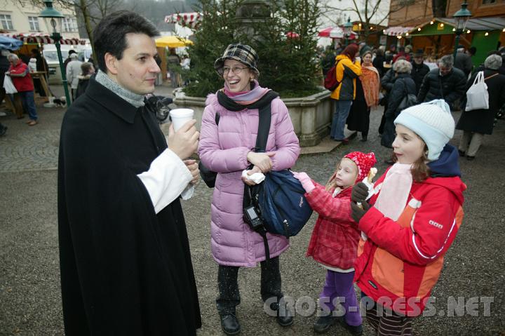 2008.12.13_13.09.28.JPG - P. Pirmin im Gespr�ch.