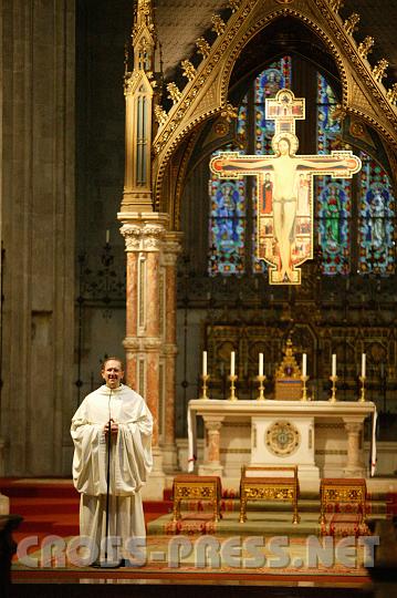 2008.12.13_12.17.34.JPG - Pater Karl Wallner bedankte sich nach dem Mittagsgebet bei den Besuchern, die die riesige Kirche (wie sonst nur zu Weihnachten und zu Ostern) voll besetzt hatten, um den wundersch�nen Choral zu h�ren, f�rs Kommen und betonte bescheiden, dass das nur ihr einfaches, allt�gliches M�nchsgebet sei, wie es auch in so vielen anderen Kl�stern gebetet werde.