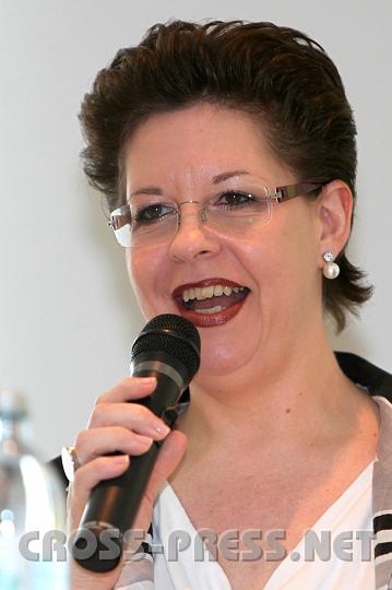 2010.03.22_10.29.22.jpg - Er�ffnungsstatement durch Staatssekret�rin f�r Wirtschaft Familie und Jugend Christine Marek.