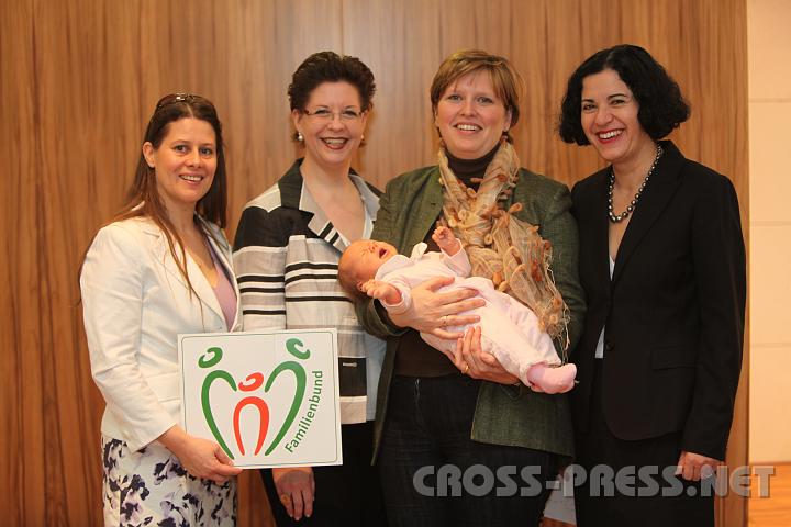 2010.03.22_10.09.24.jpg - v.l.n.r.: Mag.Alexandra Lugert, Bundesgesch�ftsf�hrerin des �. Familienbundes; Christine Marek, Staatssekret�rin f�r Wirtschaft, Familie und Jugend; Irene Bamberger, Landesgesch�ftsf�hrerin des �. Familienbundes mit Baby Aurelia; LAbg. Andrea Gottweis, Pr�sidentin des �. Familienbundes.