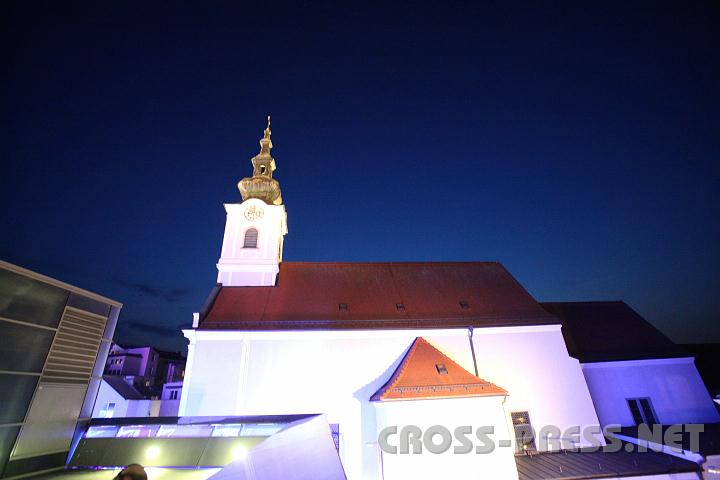 2010.07.01_22.13.22.jpg - Aber auch drau�en gab es viele Motive f�r Fotografen: das Urfahraner Kirchlein spiegelt die Farben des leuchtenden Ars Electonica Centers.