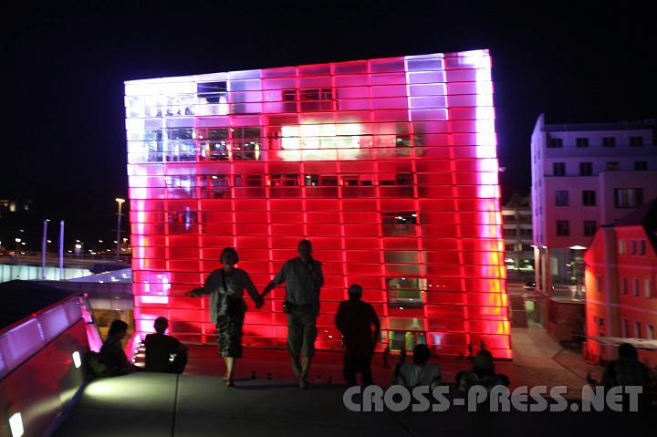 2010.07.01_22.15.59.jpg - Lila und rot als geschmackfragw�rdige Kombination der n�chtlichen Beleuchtung des AEC.  ;)