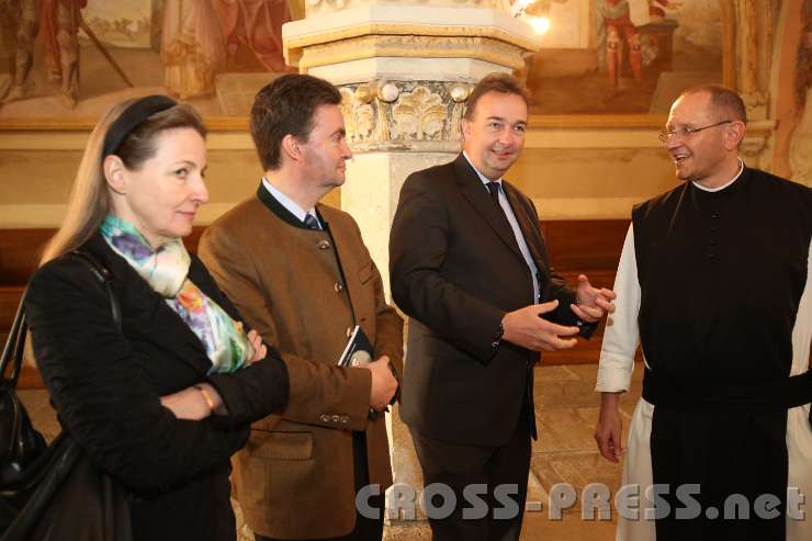 2014.03.27_11.49.39_01.jpg - Rektror P.Karl Wallner zeigt drei Kaiserenkeln (Erzherzogin Gabriela von Österreich, Erzherzog Georg Habsburg-Lothringen und  Erzherzog Karl Habsburg-Lothringen) den Kapitelsaal wo vier regierende Babenbergerherzöge begraben sind. "Was die Kapuzinergruft für die Habsburger ist, das ist der Heiligenkreuzer Kapitelsaal für die Babenberger."