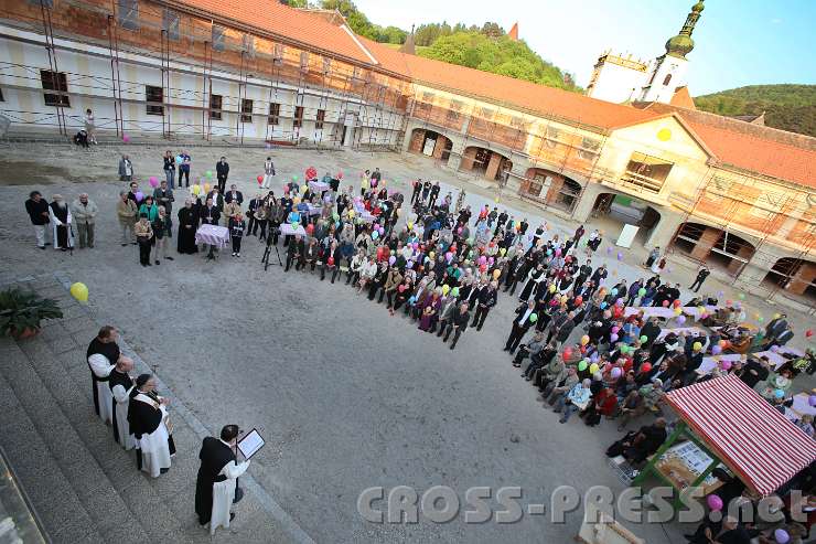 2014.04.30_19.08.12.jpg - Hochschulhof mit versammelten Festgästen - dahinter links der Zubau.