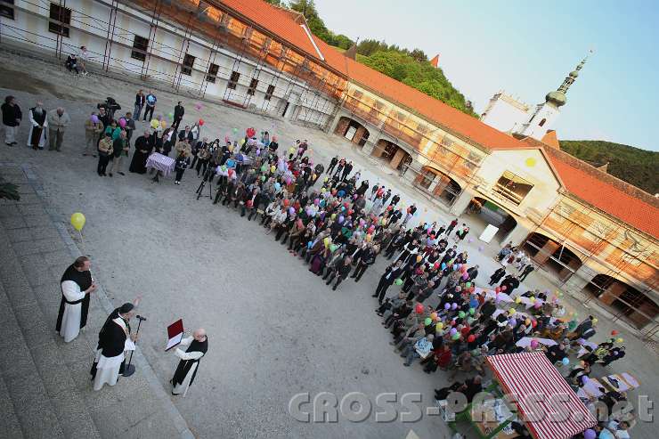 2014.04.30_19.04.06.jpg - Abt Maximilian Heim segnet die Baustelle.