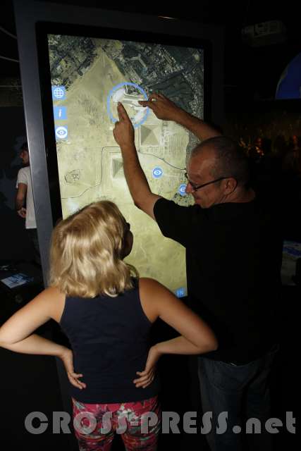 2015.08.31_19.07.06.JPG - Ausstellung zum beTOUCHeln. :) Alle Monitore sind Touchscreens und ermöglichen Ranzoomen.