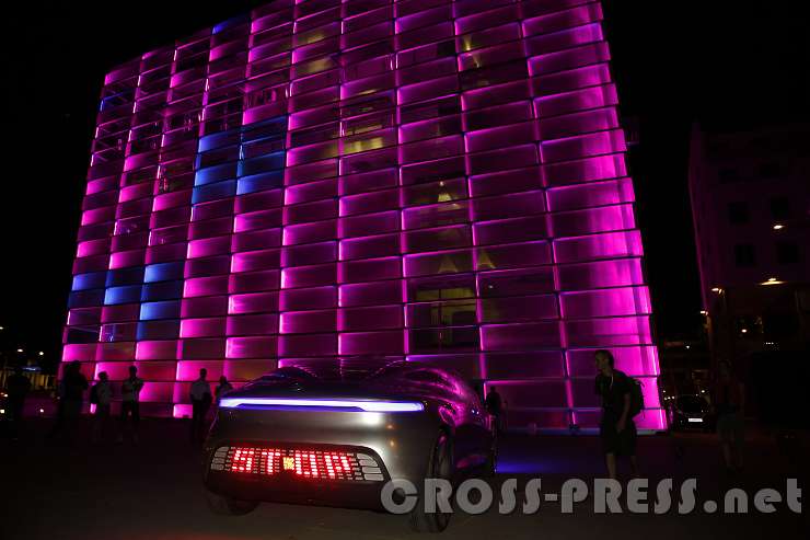 2015.08.31_20.45.57.JPG - Autonomer Mercedes machte ZwischenSTOP bei Ars Electronica.  :)