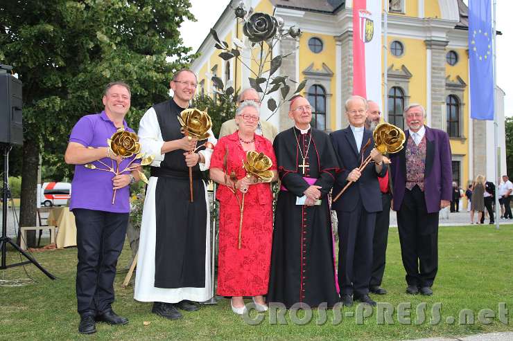 2016.09.04_17.29.27.JPG - Vor der Stiftskirche Waldhausen (von l. nach r.): Stefan Radinger, Pater Dr. Karl Wallner, Monika und Martin Kastner, Diözesanbischof  DDr. Klaus Küng,  Initiator Pius Frank und Festredner Hofrat Dr. Josef Abfalter.