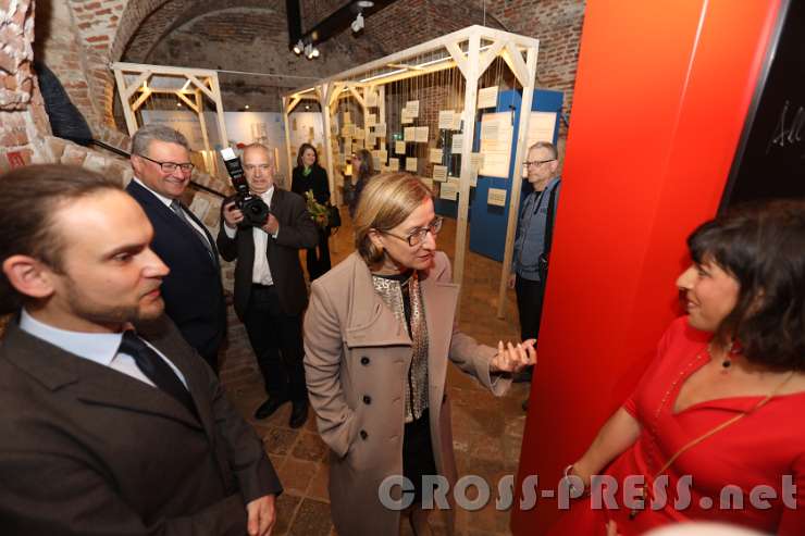 2017.04.07_15.45.45.jpg - Dominik Heher, Hermann Dikowitsch (Leitung Kunst und Kultur), LH-Stellvertreterin Johanna Mikl-Leitner und Mia Bodenstein.