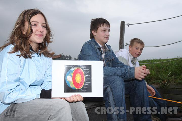 2009.09.25_10.02.57.jpg - Anschauungsunterricht im "Freiluftklassenzimmer".  Die Erdbodenschicht ist verh�ltnism��ig hauchd�nn.