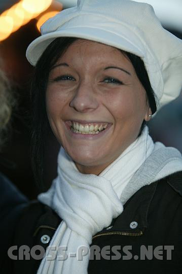 2007-12-06_16.05.55_02.JPG - Stockner Angela, Sch�lerin, Amstetten:

Ich finde den Markt hier etwas trostlos, denn von der Stra�e aus sieht man die H�tten nur von hinten, und es gibt zu wenige Standl mit sch�nen Sachen, Geschenken.    Es w�re erstrebenswert, ihn wieder in den Schulpark zur�ckzuversetzen, dort ist das Ambiente passender.