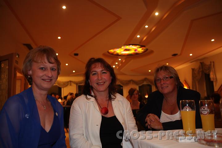 2009.09.26_22.07.27.jpg - Monika Rechberger, Gabi Pallinger und Ingrid Willim.