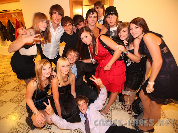 2009.09.26_22.20.16.jpg - So wild kann die sonst zahme katholische Jugend in Aschbach sein. ;)