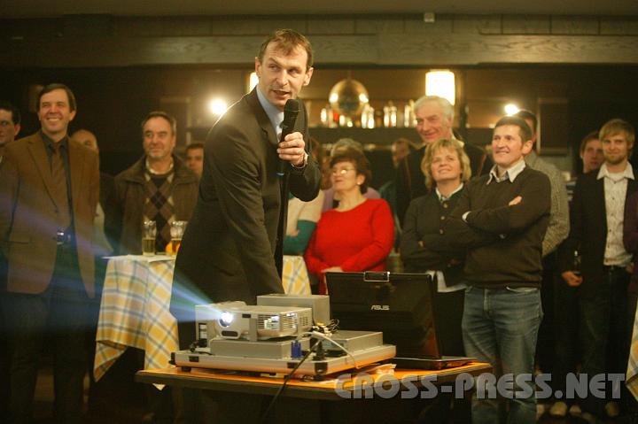 2009.01.16_20.29.58.JPG - Mittels Powerpoint-Pr�sentation lie� Mag. Franz Farfeleder noch einmal alle Projekte des vergangenen Jahres Revue passieren