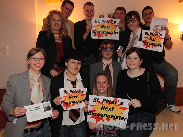 2009.02.24_21.32.54.jpg - Dem neuen Chef von St. Peter winkt ein Werbevertrag mit der N�N, so Team-Chefin von "St.Peter's Next B�rgermeister" Christa Stockinger (am Foto links vorne).   Es folgen: Maria Rohrhofer, Isabella Sch�negger, Andrea Gruber, Corinna Sch�negger, Regina und Andrea Hutter, Leopold Bierbaumer, Martin Wimmer, Harald Stockinger und Harald Atschreiter.