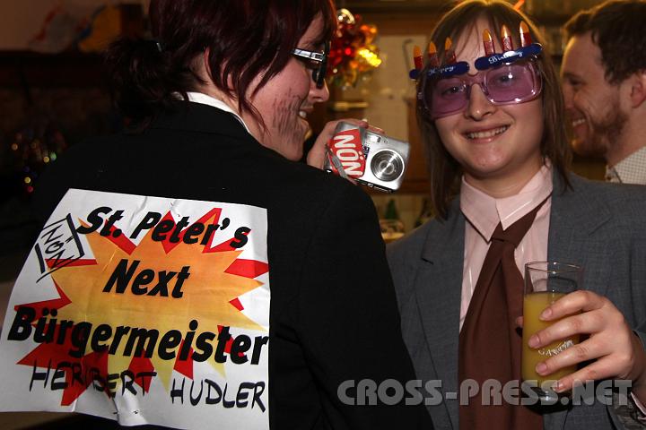 2009.02.24_21.18.41.jpg - Unter den Maskenball-G�sten fanden sich auch die beiden "N�N-Fotoreporterinnen" Andrea und Regina Hutter aus St.Peter.  Als Mitglieder des Teams "St.Peter's Next B�rgermeister" machten sie gleichzeitig Wahlwerbung f�r "Kollegen" und N�N-Urgestein Heribert Hudler.