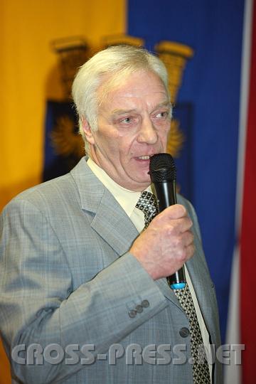 2010.01.08_20.47.33.jpg - Feuerwehrkommandant Josef Ortner pr�sentiert das neue Feuerwehrauto zun�chst auf der Leinwand.