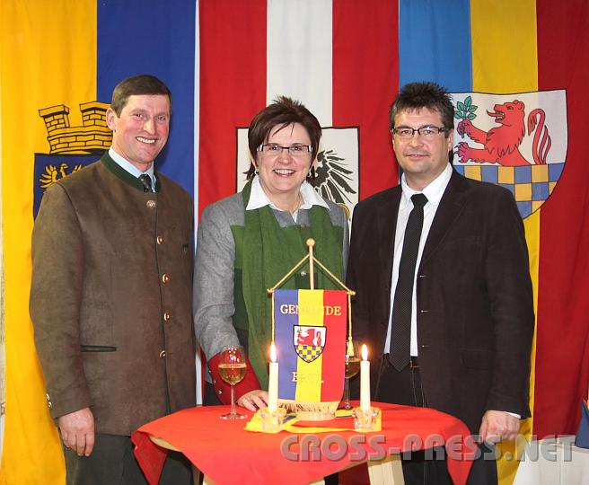 2010.01.08_21.29.13.jpg - B�rgermeister Alois Panstingl, LAbg. Michaela Hinterholzer und Kulturvereinsobmann Josef Forster.