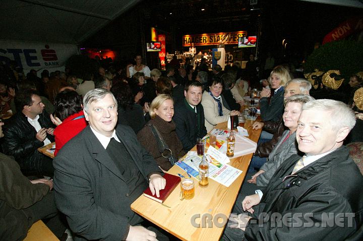 2008.09.27_20.19.49.JPG - Illustre Runde im Festzelt: Stadtpfarrer Mag. Karl Schl�gelhofer; dahinter: Petra Gruber; LAbg. Andreas Pum; gegen�ber: Franz Sturm, Bgm. v. Wolfsbach.