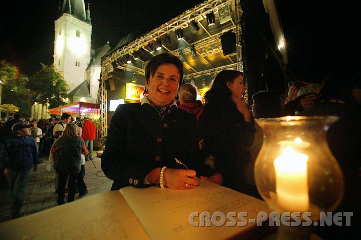 2008.09.27_21.02.44_01.JPG - LAbg. Michaela Hinterholzer tr�gt sich in das Ehreng�stebuch ein.